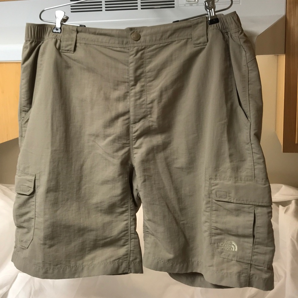 THE NORTH FACE.  XL/TG.  Men’s cargo shorts.